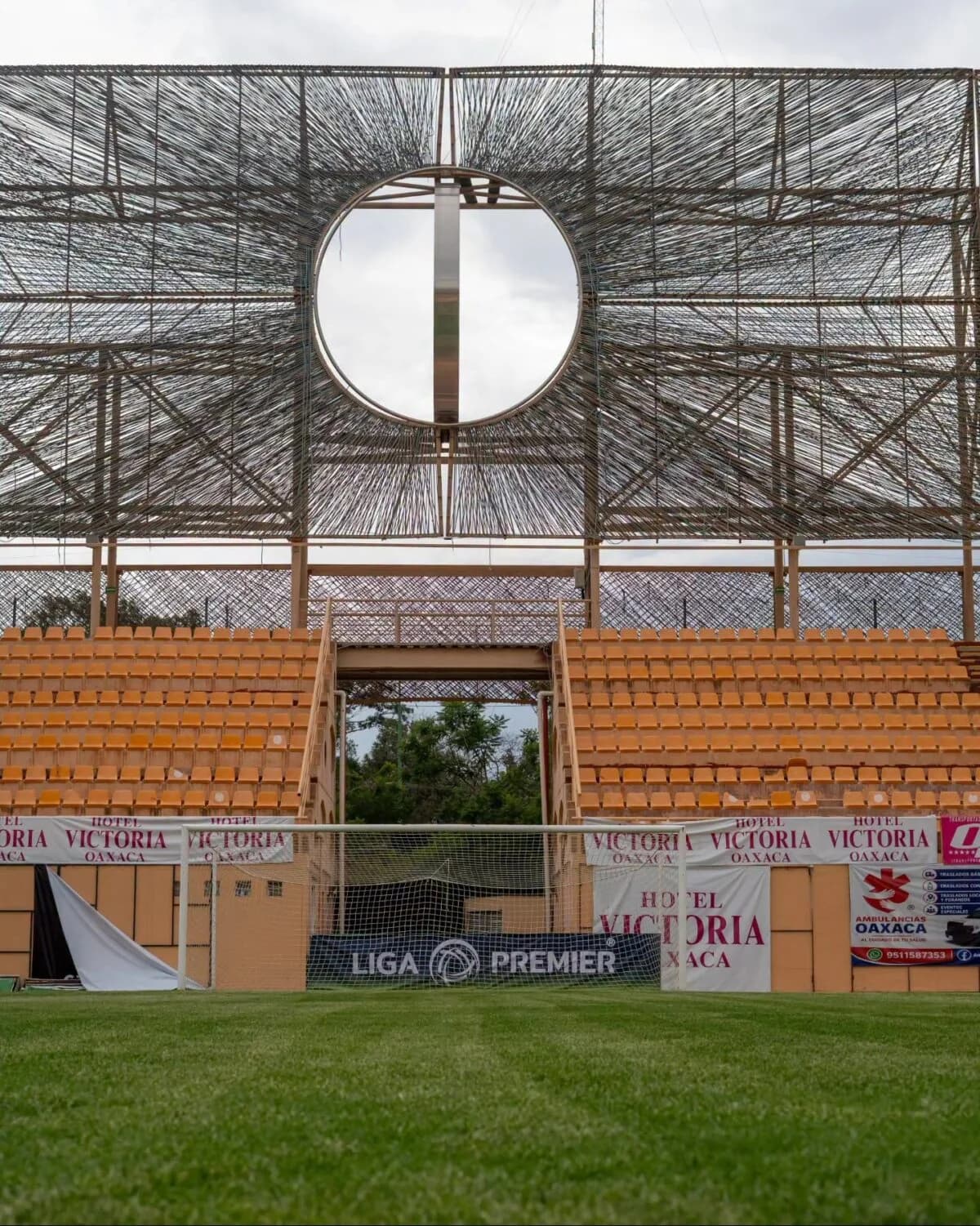 Cabecera del Estadio ITO: la estructura con techo de palma y su gran vano circular sobre la portería.