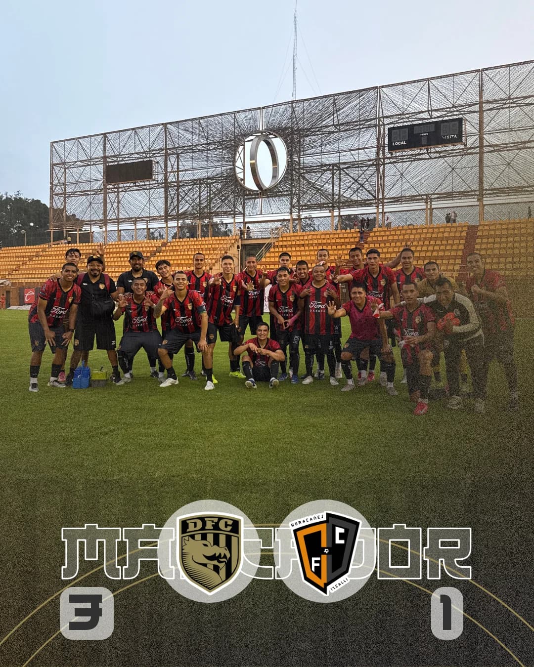 La plantilla de Dragones posa en el estadio tras ganar 3-1, con el marcador sobreimpreso.