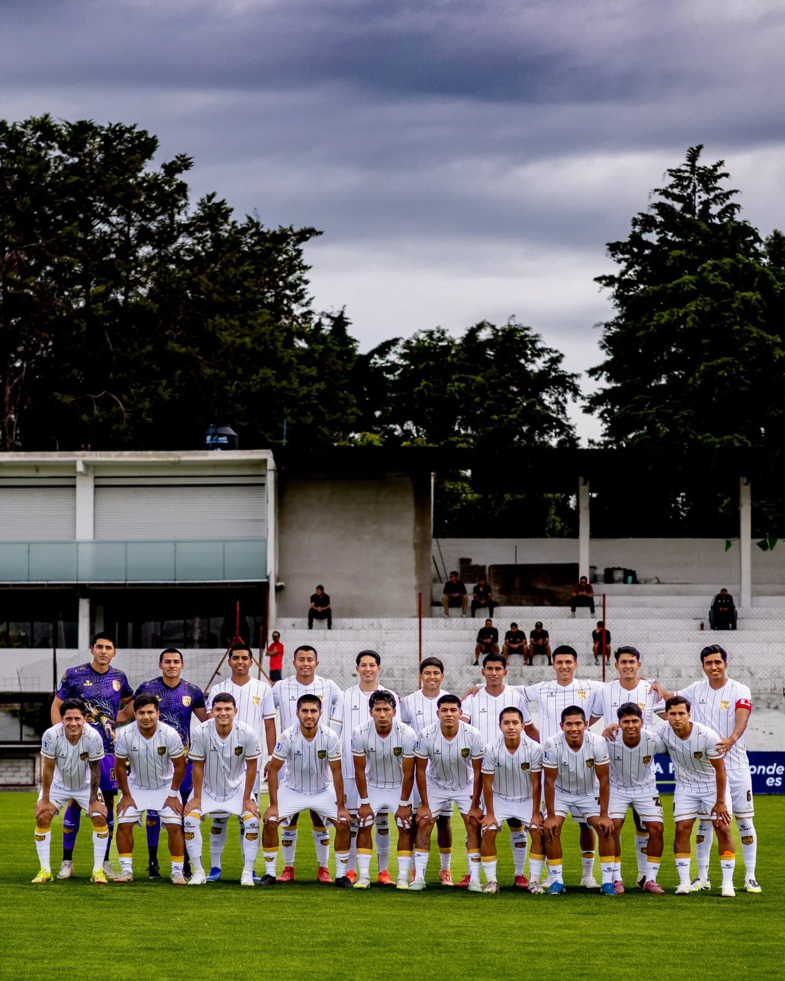 El once de Dragones posa con uniforme blanco antes de su debut en Liga Premier A.