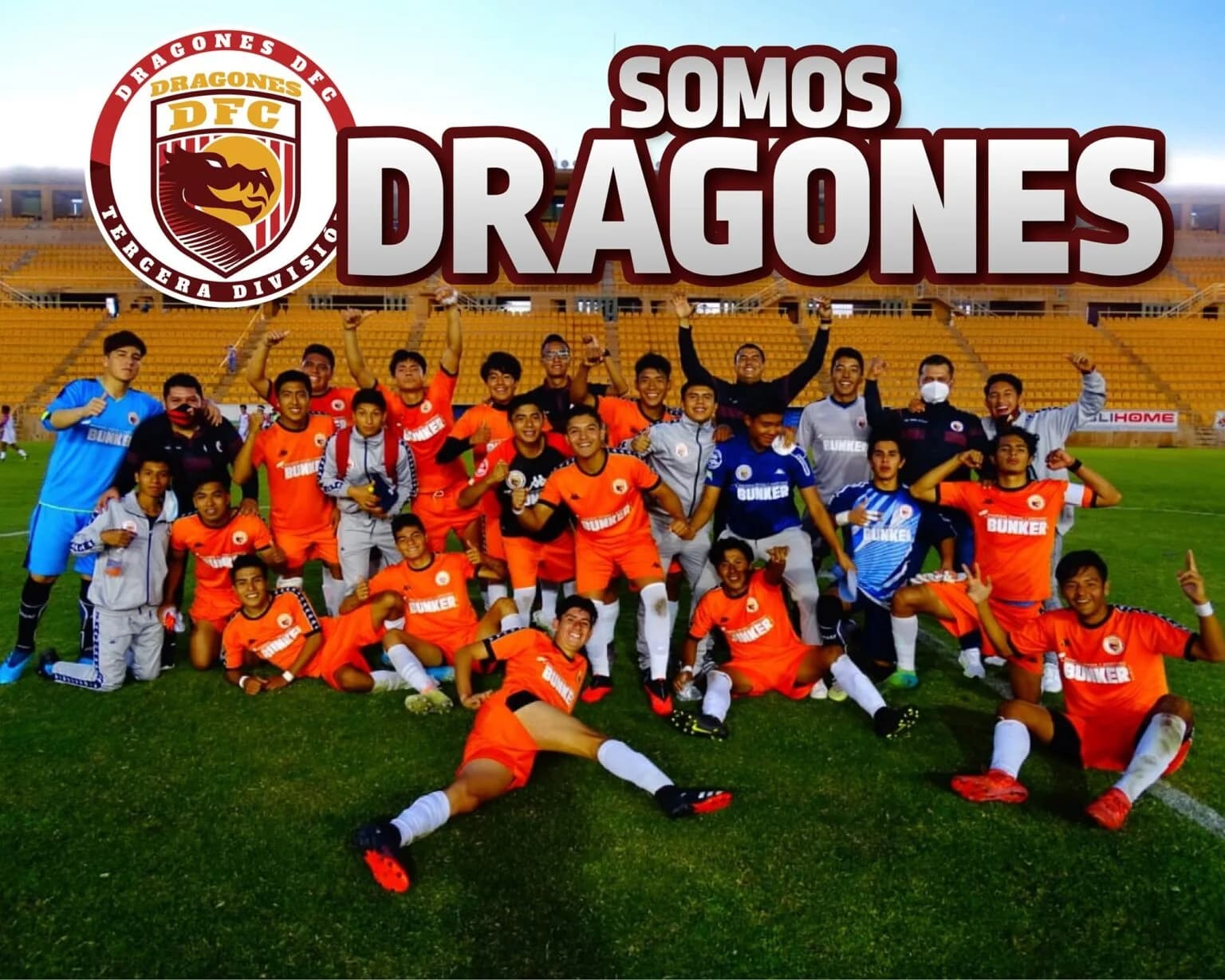 La plantilla de Dragones celebra en el césped bajo el rótulo «Somos Dragones».