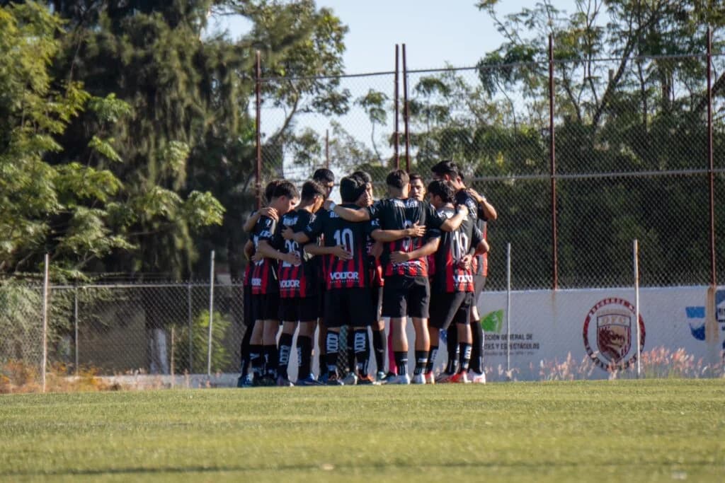 Los jugadores de Dragones hacen una piña en la cancha antes de la final.